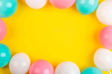 Sarı arka planda mutlu doğum günü balonları, üst manzara. Düz yatış stili. Model, şablon, genel giderler. Doğum günü için arka plan, 8 Mart, Sevgililer Günü, düğün, Anneler Günü