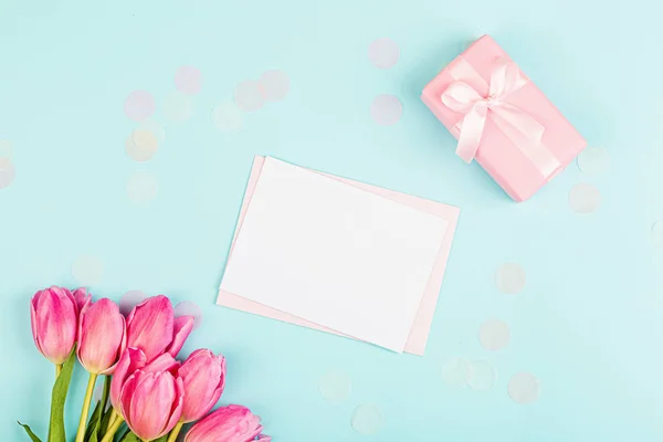 View from above tulips and gift box with copy space on blue. Background for womens day, 8 March Valentine's day, 14 february. Flat lay style, top view, mockup, template, overhead. Greeting card — 스톡 사진