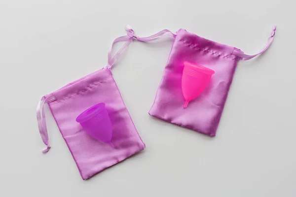 Menstruation kopp på vitt papper bakgrund. Alternativ feminin hygienprodukt under perioden. Kvinnors hälsa. Uppfattat utrymme. Miljövänligt koncept, noll avfallsprodukt. Platt läggning, mockup, mall — Stockfoto