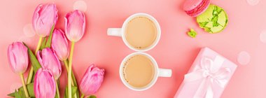 Yukarıdan lale ve hediye kutusuna bak. Kadınlar Günü için arka plan, 8 Mart Sevgililer Günü, 14 Şubat. Düz yatış stili, üst görünüm, model, şablon, genel giderler. Tebrik kartı