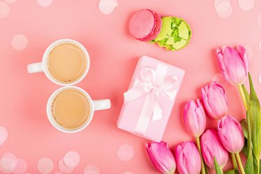 Yukarıdan, konfeti ve fotokopi alanının olduğu hediye kutusuna bak. Kadınlar Günü için arka plan, 8 Mart Sevgililer Günü, 14 Şubat. Düz yatış stili, üst görünüm, model, şablon, genel giderler. Tebrik kartı