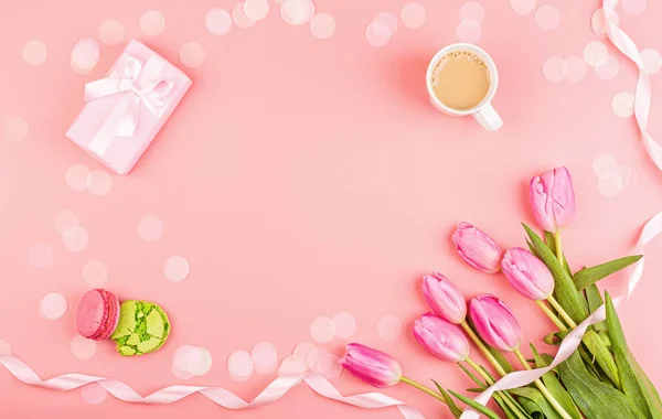 View from above tulips and gift box with confetti and copy space. Background for womens day, 8 March Valentines day, 14 february. Flat lay style, top view, mockup, template, overhead. Greeting card — 스톡 사진