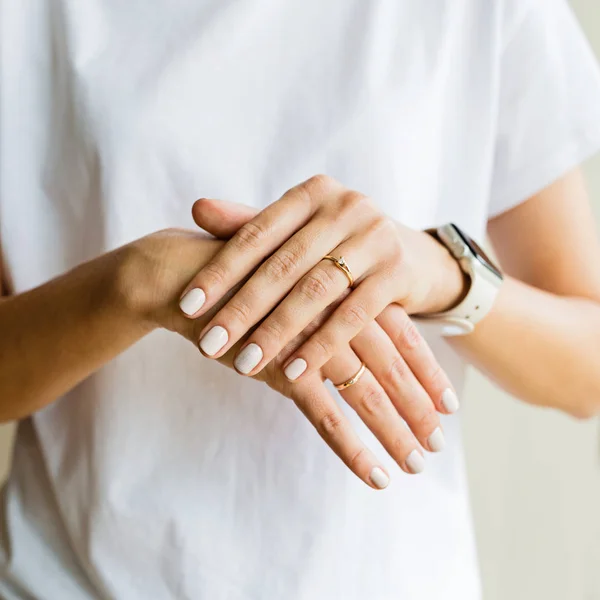 Mujer que aplica crema hidratante en sus hermosas manos para una piel limpia y suave. Cuida tu piel corporal. Concepto de salud y belleza . — Foto de Stock