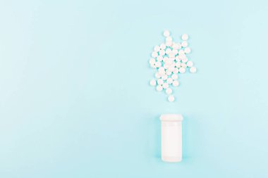 Mavi arka planda uyuşturucular. Aşı geliştirme. Yeni bir koronavirüs kavramı. Koronavirüsle savaşıyorum. Çin 'den 2019-Ncov, Wuhan. Düz yatış, modelleme, üst görünüm, kopyalama alanı, şablon