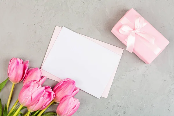 View from above tulips and gift box with copy space on gray concrete background. Womens day, 8 March Valentines day, 14 february. Flat lay style, top view, mockup, template, overhead. Greeting card — 스톡 사진