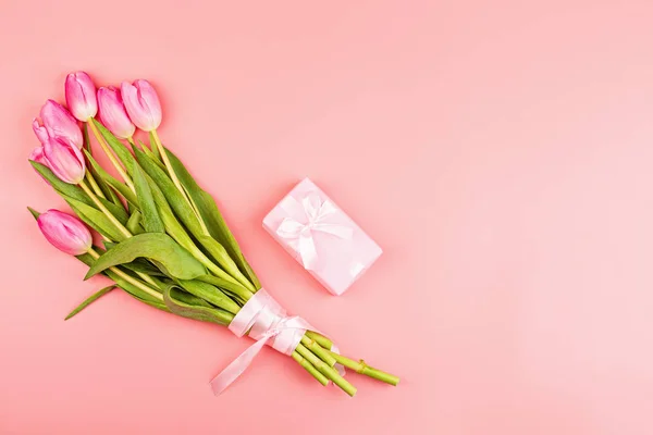 Uitzicht van boven tulpen en geschenkdoos met kopieerruimte. Achtergrond voor vrouwendag, 8 maart Valentijnsdag, 14 februari. Platte lay stijl, bovenaanzicht, model, sjabloon, overhead. Wenskaart — Stockfoto