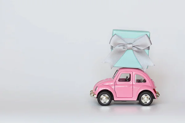 2012 Chchangchangchangchangchangchangchangchangchangchangchangchangxing China 2019 Pink Retro Toy Car Brought Gift — 스톡 사진