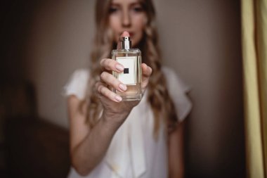 güzel bir genç kadın parfüm şişe.