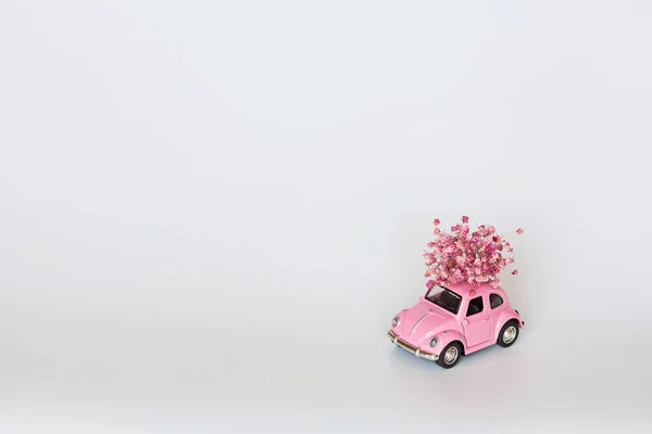 2012 Chchangchangchangchangchangchangchangchangchangchangxing China 2019 Pink Retro Toy Car Brought Bouquet — 스톡 사진