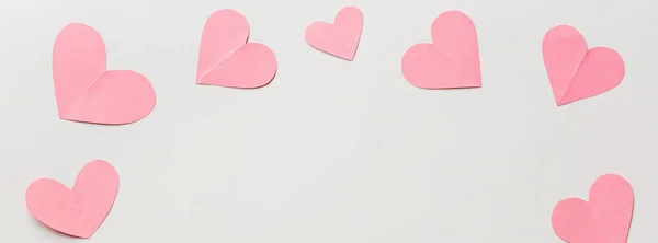 Fondo del día de San Valentín con hogares de color rosa sobre blanco. Colocación plana, vista superior, maqueta, plantilla, espacio para copiar. Composición abstracta mínima para la celebración del 14 de febrero — Foto de Stock