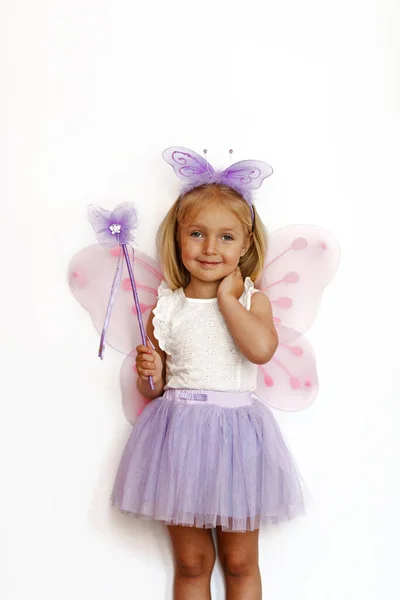Pohádkový koncept. Roztomilé malá blondýnka dívka na sobě krásné princezna šaty s víla křídla izolované na bílém pozadí — Stock fotografie