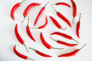 Beyaz arka planda kırmızı biber. Sağlıklı yiyecekler. Taze sebzeler. Düz yerde, üst tarafta, tepede. Cinco de mayonez özniteliği