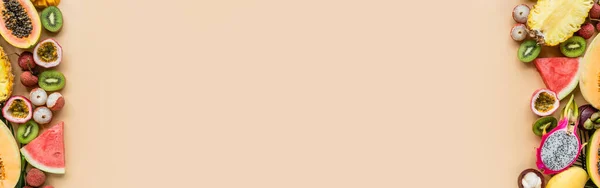 Свежие Экзотические Фрукты Тропические Пальмовые Листья Пастельно Оранжевом Фоне Папайя — стоковое фото
