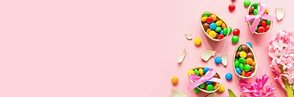 Schokoladen Ostereier Und Bunte Bonbons Auf Pastellrosa Papier Hintergrund Flache — Stockfoto