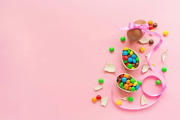 Chocolate Easter Eggs Colorful Candies Pink Paper Background Flat Lay — Stock Photo, Image