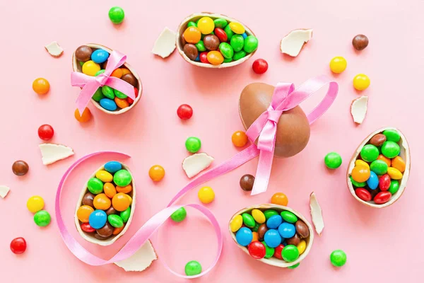 Chocolate Easter Eggs Colorful Candies Pink Paper Background Flat Lay — Stock Photo, Image