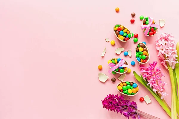 Chocolate Easter Eggs Colorful Candies Pink Paper Background Flat Lay — Stock Photo, Image