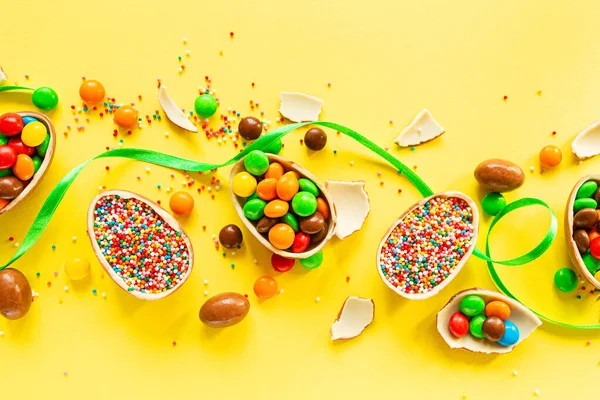 Chocolate Easter Eggs Colorful Candies Yellow Paper Background Flat Lay — Stock Photo, Image