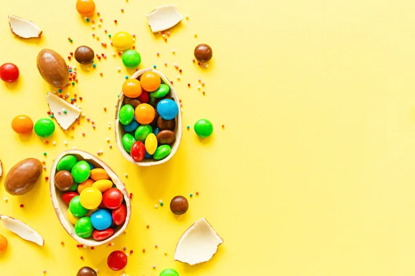 Chocolate Easter Eggs Colorful Candies Yellow Paper Background Flat Lay — Stock Photo, Image