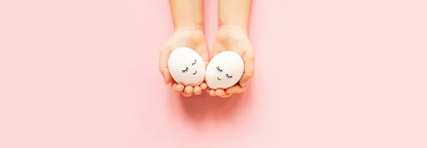 Paskalya Yumurtalarını Tutan Eller Şirin Yüzlü Pastel Pembe Arka Planda — Stok fotoğraf