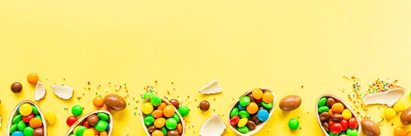 Chocolate Easter Eggs Colorful Candies Yellow Paper Background Flat Lay — Stock Photo, Image