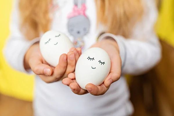 Linda Niña Sosteniendo Manos Huevos Pascua Con Cara Linda Ojos — Foto de Stock