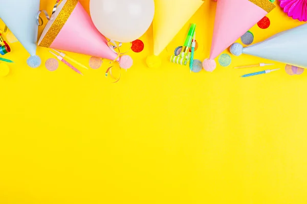 Verjaardags Decor Gele Achtergrond Bovenaanzicht Vlakke Lay Stijl Mock Template — Stockfoto