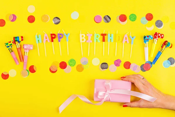 Feliz Aniversário Saudação Texto Decorado Com Confete Fundo Amarelo Vista — Fotografia de Stock