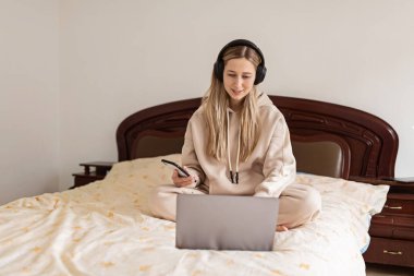 Güzel genç bir kadın kendini izole edip karantinaya alırken evden çalışıyor. Coronavirüs salgını, grip salgını ve Covid-19 Ncov. Serbest meslek, çevrimiçi eğitim, evde kalmak ve uzak çalışma kavramı.