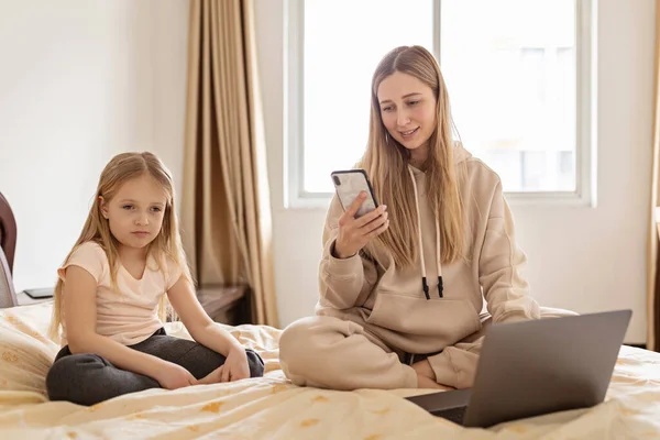 Madre Lavora Casa Durante Autoisolamento Quarantena Figlia Usando Telefono Focolaio — Foto Stock