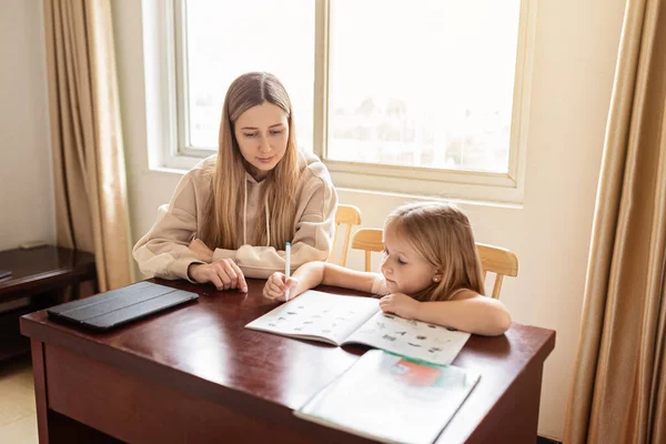 Madre Che Aiuta Sua Figlia Fare Compiti Casa Imparare Casa — Foto Stock