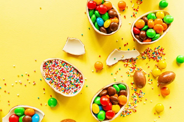 Chocolate Easter Eggs Colorful Candies Yellow Paper Background Flat Lay — Stock Photo, Image