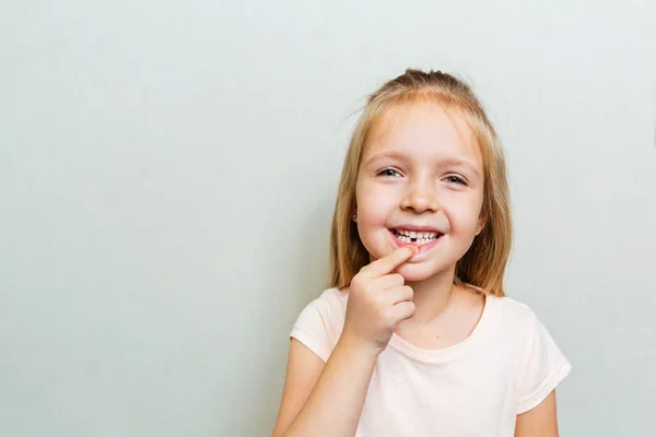 Парень Показывает Первый Молочный Зуб Изменение Концепции Зубов Милая Маленькая — стоковое фото