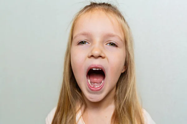 Παιδί Δείχνει Πρώτο Δόντι Γάλακτος Αλλάξτε Την Έννοια Των Δοντιών — Φωτογραφία Αρχείου