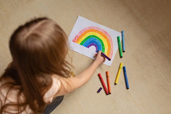 Niño Pintando Arco Iris Durante Cuarentena Covid Casa Quédate Casa —  Fotos de Stock