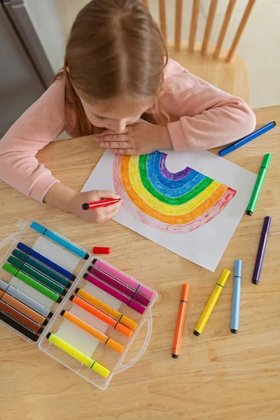 Niño Pintando Arco Iris Durante Cuarentena Covid Casa Quédate Casa — Foto de Stock