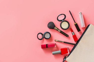 Pembe arkaplandaki nesneleri uydur. Lüks dekoratif kozmetik set düz, üst görünüm, maket, şablon. Asgari düzeyde. Güzellik blogcusu kavramı.