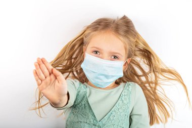 Coronavirus ve Hava kirliliği pm2.5 konsepti. Karantina sırasında korunmak için maske takan küçük Rus kız. Önleme salgını. Yurt içi kampanyada kal