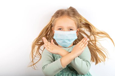 Coronavirus ve Hava kirliliği pm2.5 konsepti. Karantina sırasında korunmak için maske takan beyaz bir kız. Önleme salgını. Yurt içi kampanyada kal