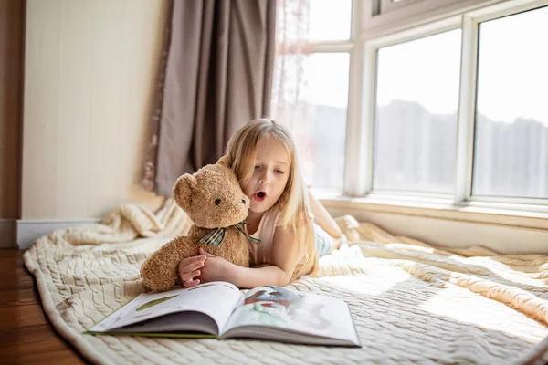 Schattig Blank Meisje Dat Een Boek Leest Met Knuffelbeer Speelgoed — Stockfoto