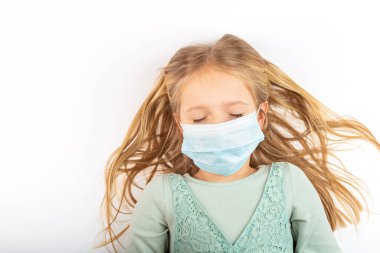 Coronavirus ve Hava kirliliği pm2.5 konsepti. Karantina sırasında korunmak için maske takan beyaz bir kız. Önleme salgını. Yurt içi kampanyada kal