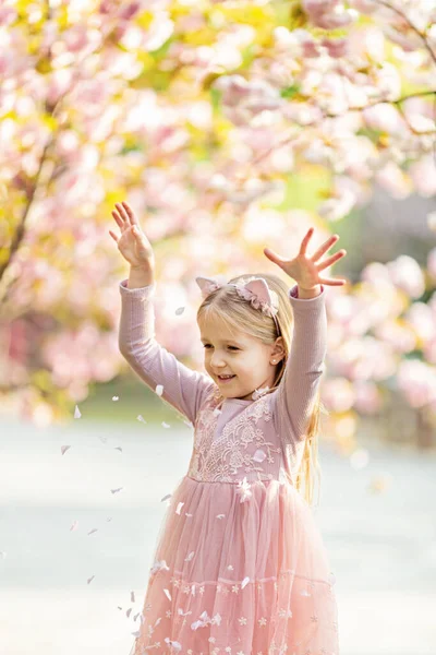 Портрет Красивой Девушки Цветущими Цветами Цветок Вишни Маленькая Белая Девочка — стоковое фото