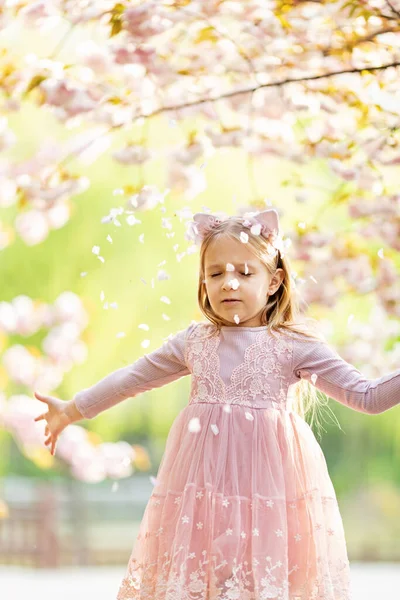 Портрет Красивой Девушки Цветущими Цветами Цветок Вишни Маленькая Белая Девочка — стоковое фото