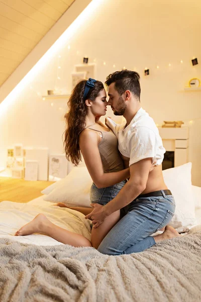 Bonito Casal Jovem Apaixonado Abraçando Cama Casa Momentos Íntimos Sensuais — Fotografia de Stock