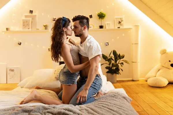 Bonito Casal Jovem Apaixonado Abraçando Cama Casa Momentos Íntimos Sensuais — Fotografia de Stock