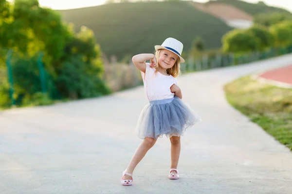 Portrait Adorable Petite Fille Aux Longs Cheveux Blonds Plein Air — Photo