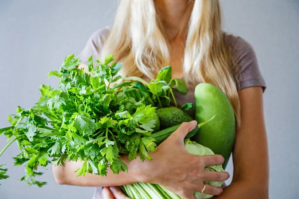 Młoda Szczupła Kobieta Blond Włosami Trzymająca Świeże Zielone Warzywa Owoce — Zdjęcie stockowe