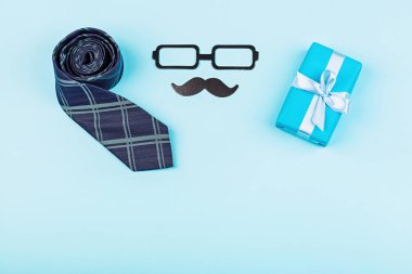 Masanın üstünde hediyeler ve aksesuarlarla Babalar Gününüz kutlu olsun. Düz konum biçimi, genel görünüm, model, şablon, kopyalama alanı.