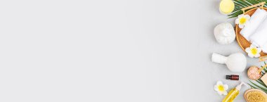 Spa masajı, vücut bakımı geçmişi. Gri taş masadaki kaplıca topları, kozmetik ürünleri, havlu ve palmiye yaprakları. Üst manzara, düz yatış, genel giderler, kopyalama alanı. Güzellik ve sağlık hizmetleri kavramı