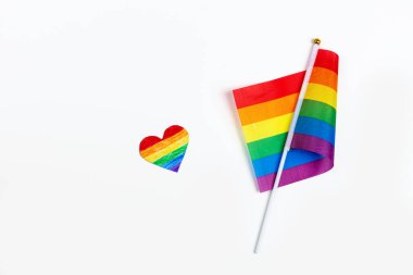 LGBT gurur bayrağıyla yapılmış, kalbi LGBTQ gurur rengine boyanmış. Onur Günü kavramı, Sevgililer Günü, özgürlük, aşk. Düz konum, üst görünüm, şablon, genel giderler.